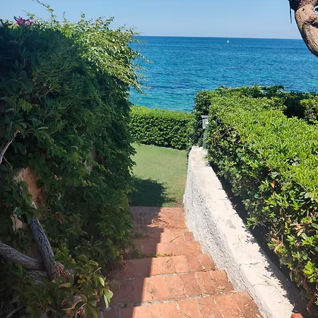 Alle Due Torri, Sulla Roccia A Picco Sul Mare