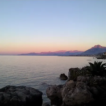 Alle Due Torri, Sulla Roccia A Picco Sul Mare *