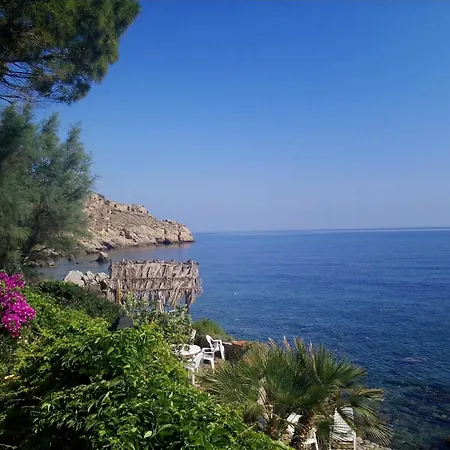 Alle Due Torri, Sulla Roccia A Picco Sul Mare *