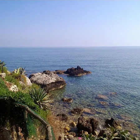 Alle Due Torri, Sulla Roccia A Picco Sul Mare *