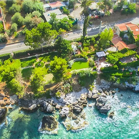 Alle Due Torri, Sulla Roccia A Picco Sul Mare