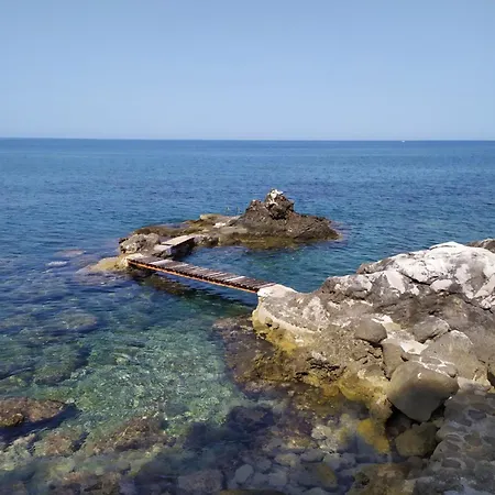 Alle Due Torri, Sulla Roccia A Picco Sul Mare *
