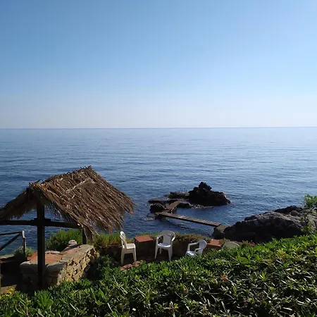 Alle Due Torri, Sulla Roccia A Picco Sul Mare *