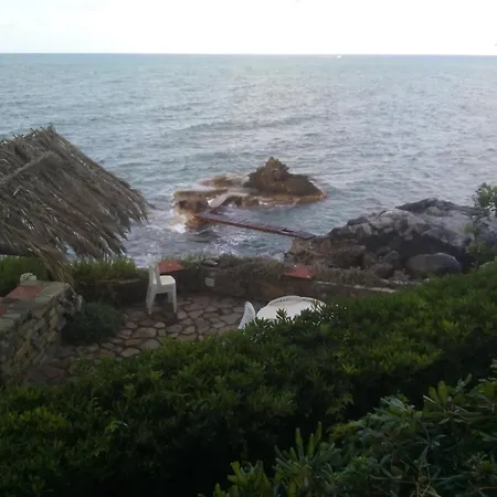 Alle Due Torri, Sulla Roccia A Picco Sul Mare