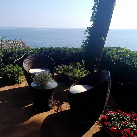 Alle Due Torri, Sulla Roccia A Picco Sul Mare ألتافيلا ميليتشا