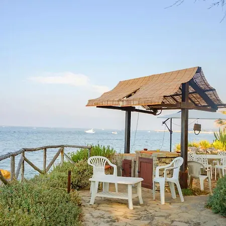 Alle Due Torri, Sulla Roccia A Picco Sul Mare *