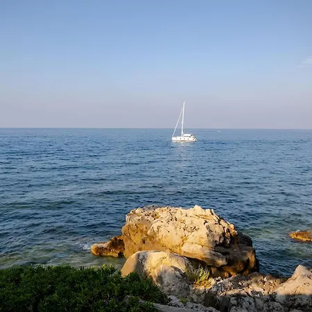 Holiday home Alle Due Torri, Sulla Roccia A Picco Sul Mare