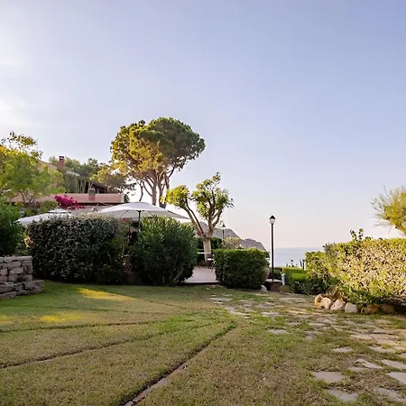 Alle Due Torri, Sulla Roccia A Picco Sul Mare *