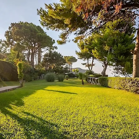 Alle Due Torri, Sulla Roccia A Picco Sul Mare *