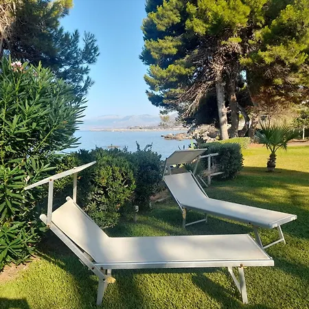 Alle Due Torri, Sulla Roccia A Picco Sul Mare *