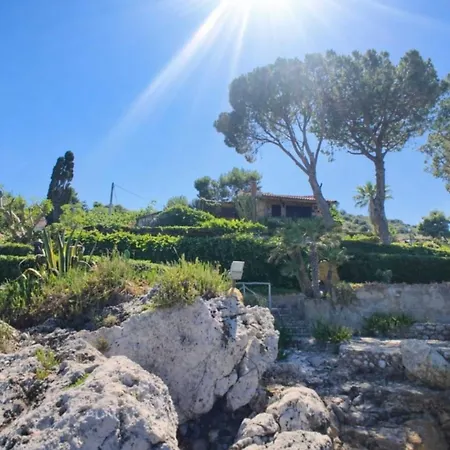 Alle Due Torri, Sulla Roccia A Picco Sul Mare