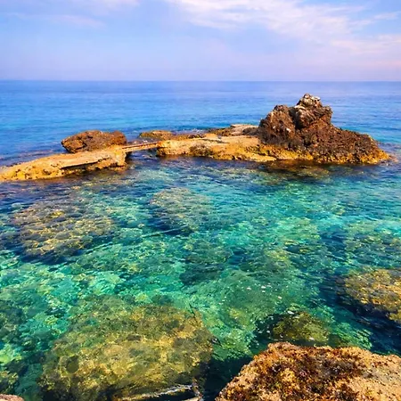 Alle Due Torri, Sulla Roccia A Picco Sul Mare *